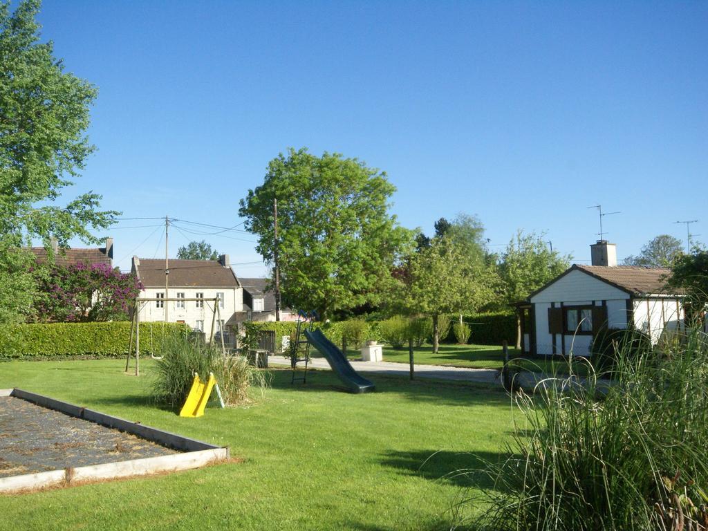 Cozy Chalet At Osmanville Normandy With Swimming Pool Villa Isigny sur Mer Bagian luar foto